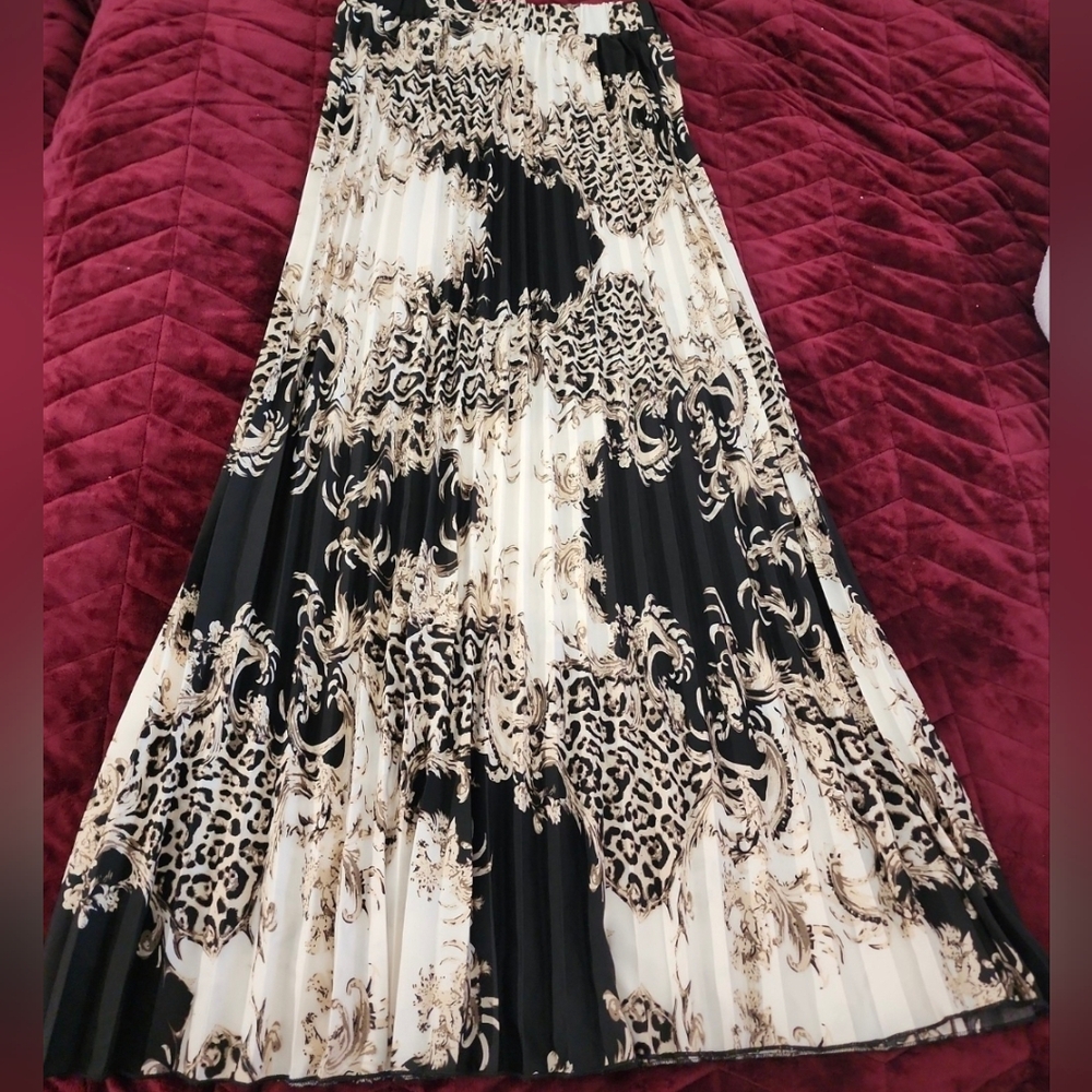 Elegant Black and Cream Patterned Maxi Skirt